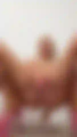 Mi scopo con il mio nuovo dildo di vetro indossando solo i tacchi. 💕 Si sente e si vede chiaramente quanto mi sono goduta ogni momento. Penso che ti piacerà anche l'angolazione... La mia 🐱 è proprio davanti alla tua faccia. 🤤.