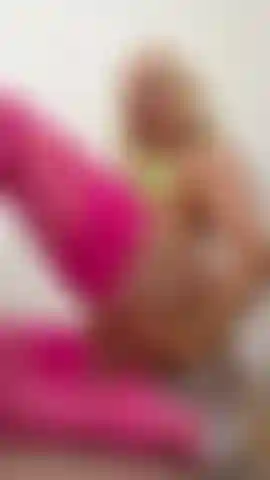 Posso farti un lap dance, baby? 😚 Guardami twerkare, strofinarmi e farti impazzire con il mio corpo da ogni angolazione.. Ovviamente tiro fuori le mie tettine 🤭 e mi strofino e tiro le mutandine di lato alla fine. 😳 Se ami guardarmi ballare con i miei tacchi, questo video è per te. 🩷.