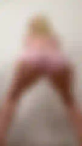 Allenarmi mi eccita così tanto… stavo solo facendo degli squat e mi sono così accesa sapendo che mi stavi guardando, che ho dovuto scoparmi la figa! Cavalcando di fronte e di dietro, missionario, pov sotto di me… questo video è così hot.🥵 Allora, vuoi essere il mio partner di allenamento? So che ami fissare il mio culo e allargami… completamente nuda + penetrazione 🎥15 minuti di durata.
