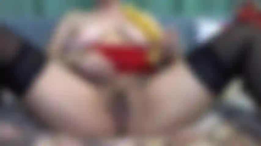 Gioca con la mia figa bagnata.