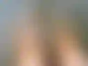 Le dita dei piedi nel fiume.