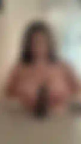 Sesso tra le tette con un giocattolo.