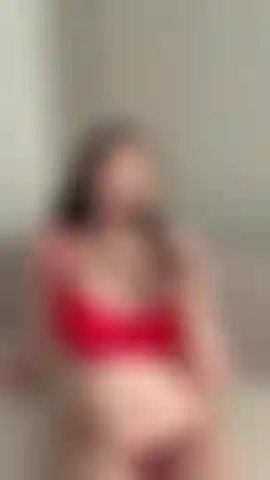 Pompino profondo e appassionato: ragazza formosa succhia un cazzo grosso e nero🍆.