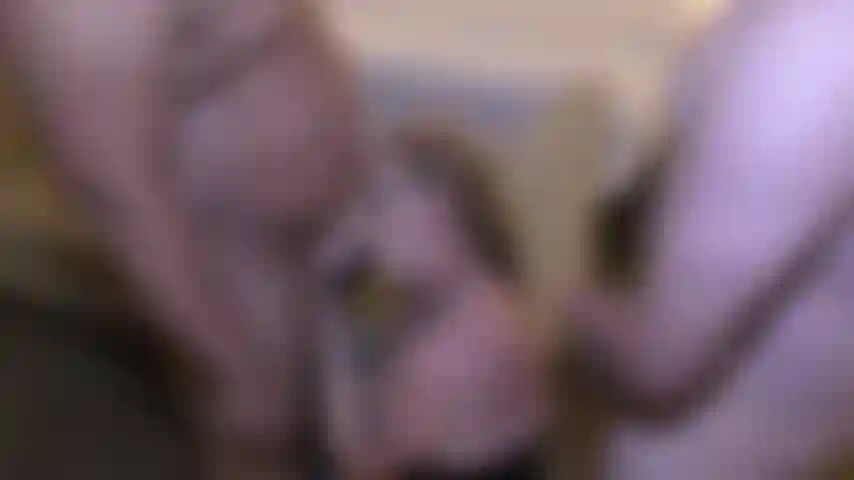 Succhio due ragazzi e li lascio entrambi venire sulla mia faccia. Adoro la sensazione dello sperma caldo e appiccicoso!