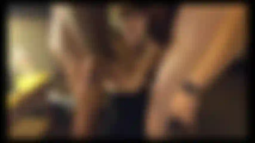 Adoro essere circondata da cazzi con la bocca piena e le mani occupate. Guardami in ginocchio mentre succhio 4 cazzi, bianchi e neri.