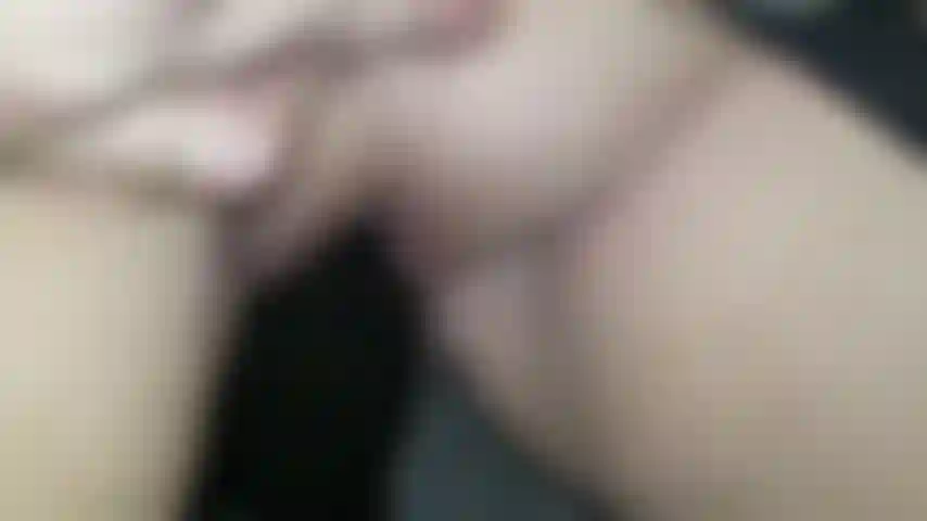 Gioco con un enorme dildo nero. Sai che sono una taglia regina e adoro essere riempita. Guarda mentre provo ad allungare la figa per questo giocattolo mostruoso.