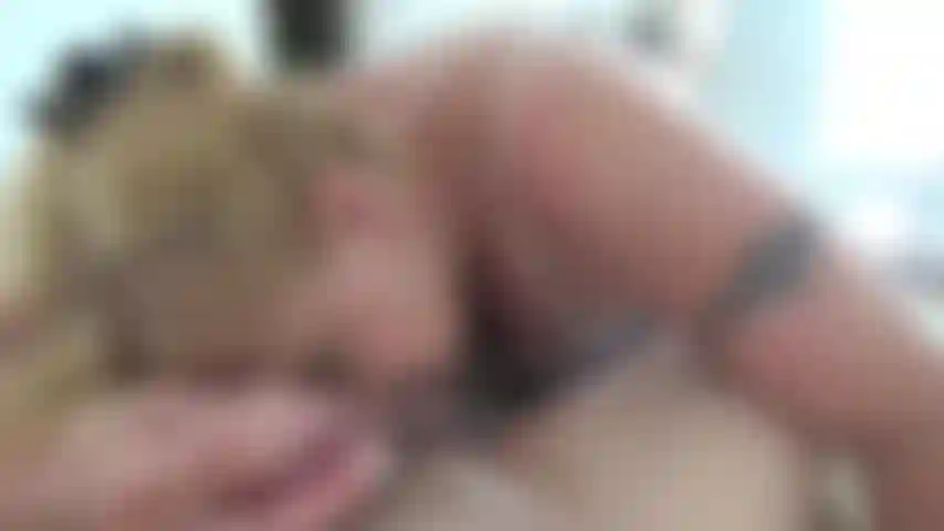Ho incontrato un ragazzo mentre ero in vacanza e l'ho riportato nella stanza per divertirmi. Mi ha fatto venire una sborrata enorme in bocca e non ho potuto fare a meno di ingoiare tutto il suo sperma cremoso :).