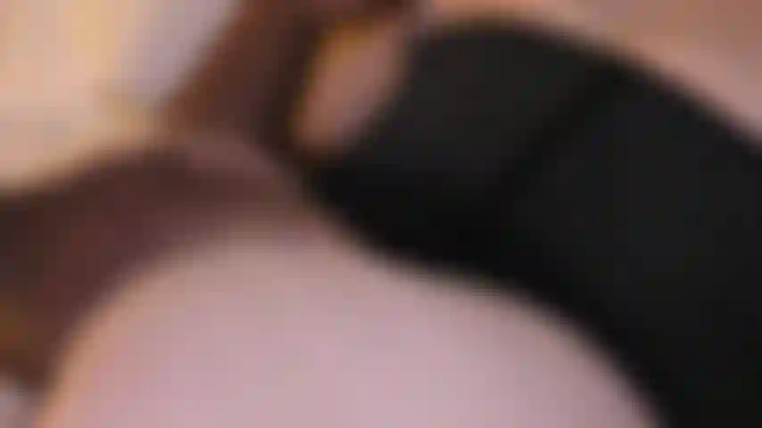 Guarda come un gallo nero mi viene sul buco del culo e lo sperma gocciola giù nella mia figa!