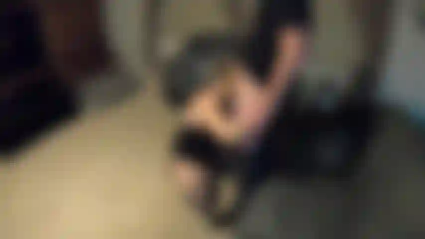 Il mio ex ragazzo è venuto in città e siamo usciti a bere qualcosa. Sono finita a casa mia e lui mi ha piegato sul divano e mi ha picchiato. Mio ​​marito era felice di filmare. Mi ha versato il preservativo sulle tette :).