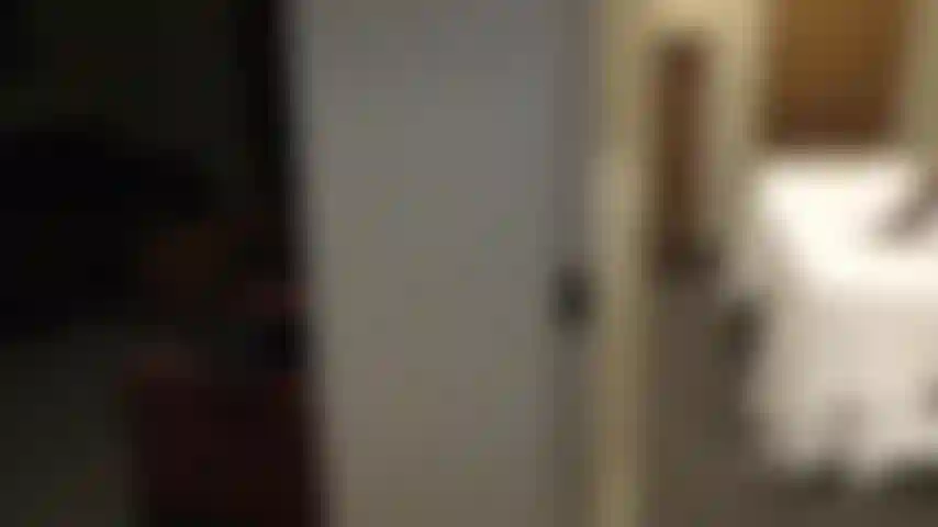 Mio ​​marito mi sorprende a giocare con la mia figa piena di sperma dopo che un toro se n'è andato. Pensavo che si sarebbe arrabbiato perché non avevo usato il preservativo, ma in realtà era eccitato! Adora davvero i secondi sciatti.