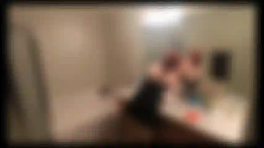 Il mio figliastro mi trova mentre mi preparo per andare a cena con questo papà mentre ho un'erezione enorme. Decido di aiutarlo e lui mi fa un enorme trattamento viso dopo che gli ho detto di non farlo.