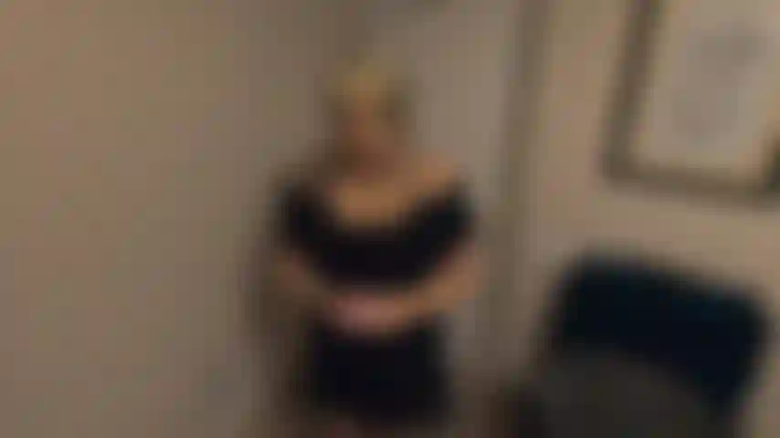 Sono tornata a casa tardi dopo aver scopato in un hotel e non mi aspettavo che mio marito fosse ancora sveglio. Ho dovuto confessare che non ho usato il preservativo e ho preso un enorme creampie e l'ho mostrato mentre giocavo con la mia figa.