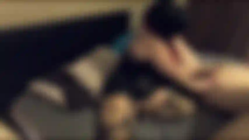 Ho deciso di lubrificare il culo di mio marito e di massaggiargli la prostata mentre gli segavo il cazzo. Lui viene sempre così forte quando gli sditalino il culo :).