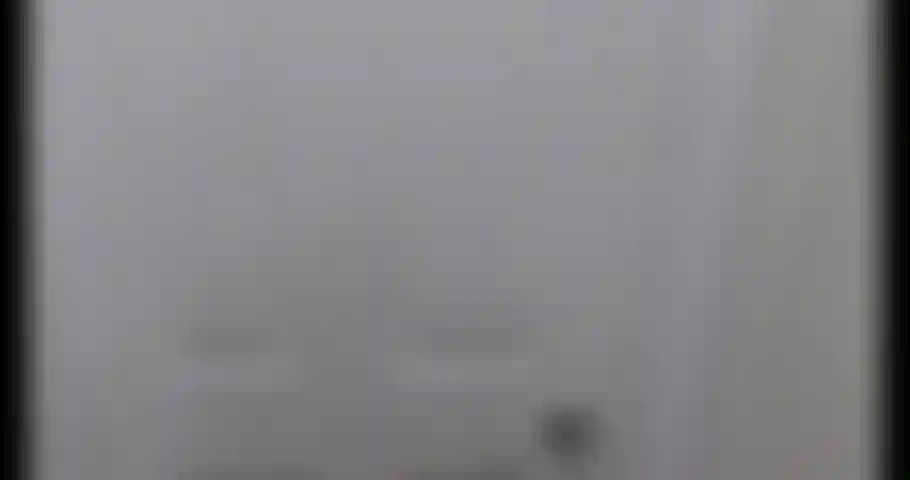 Tradisco un pompino in un bagno durante una festa di capodanno.