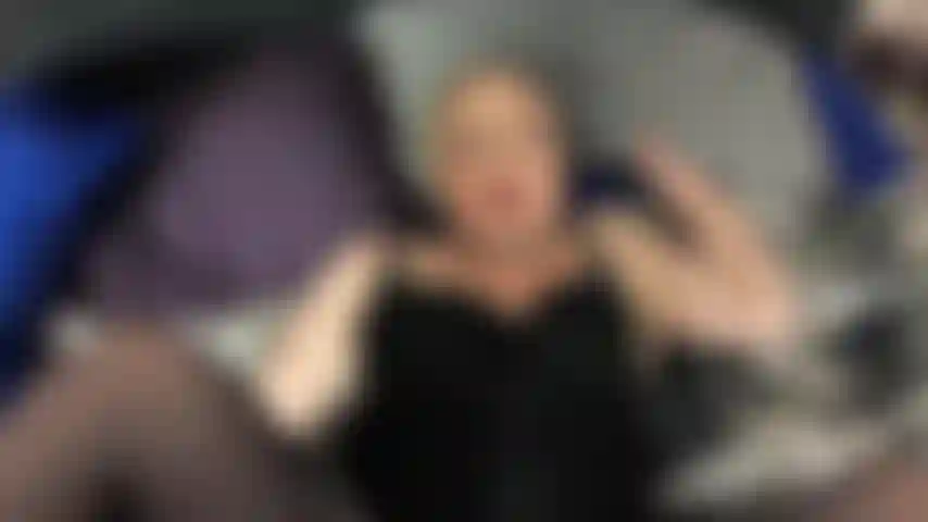 Scopo pov con un mio buon amico. Mio ​​marito è al lavoro, ma non gli importa se il mio amico mi riempie la figa di sperma caldo ;).