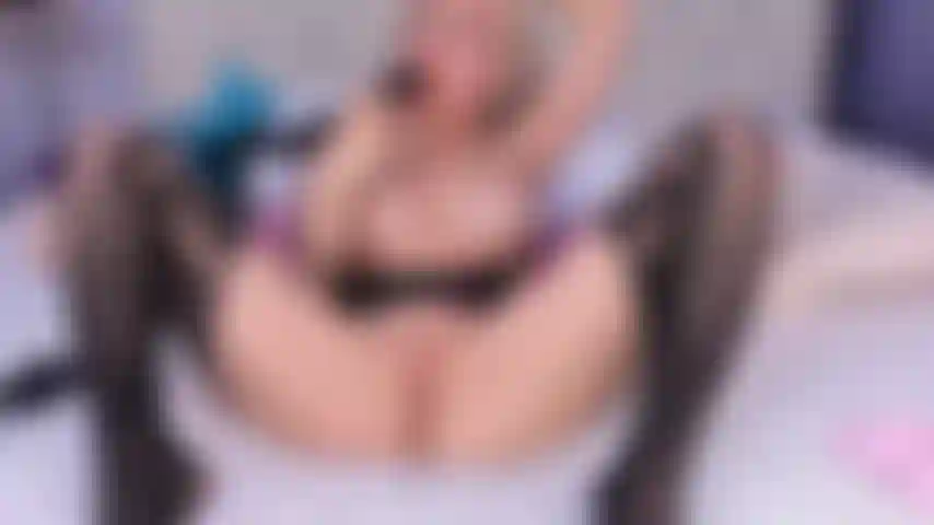 Britney gioca con la figa e il culo con un grosso dildo e un vibratore.