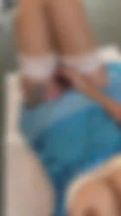 Il marito controlla un nuovo giocattolo.