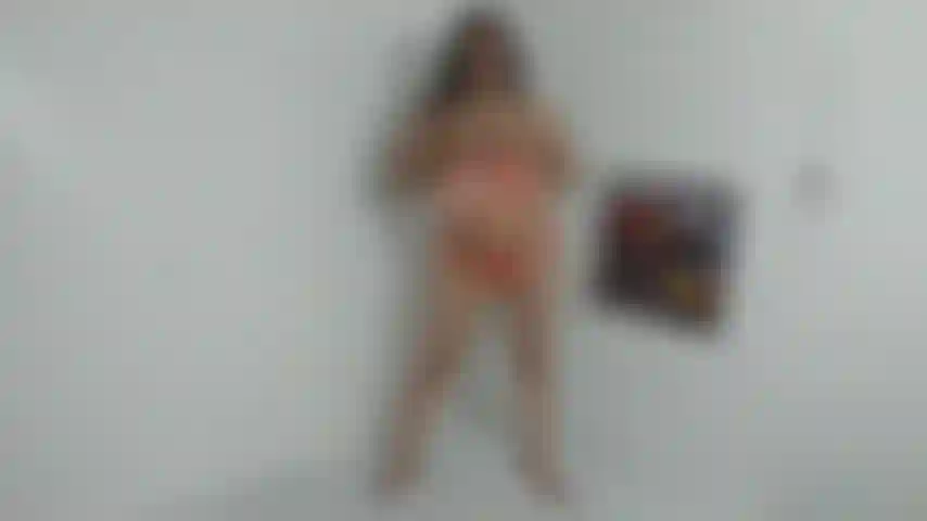 Mi spoglio indossando un bikini arancione.