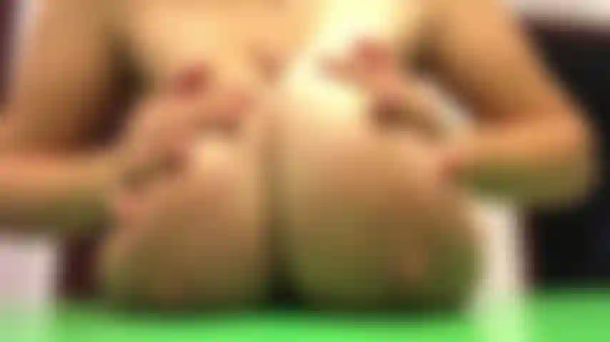 Titty scopa il tuo enorme cazzo.
