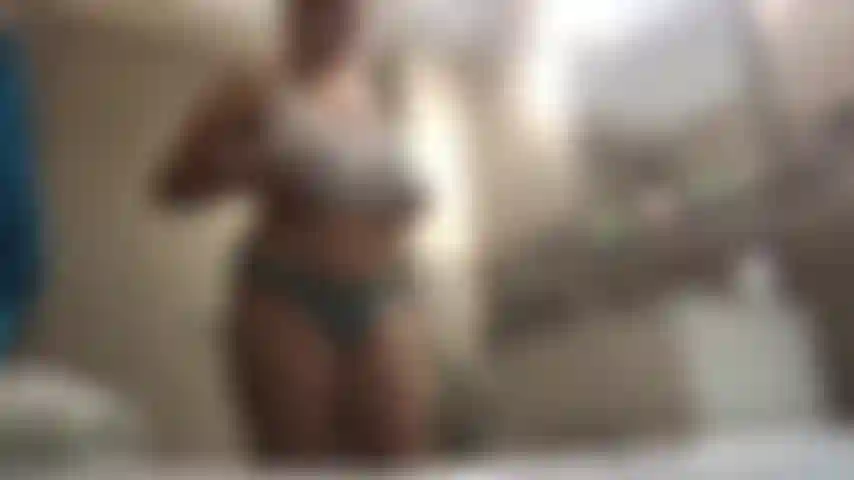 Beccata in topless a fare i lavori di casa.