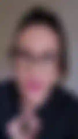 Ridendo, deridendo e umiliando il tuo minuscolo e patetico cazzetto da uomo.Il tuo cazzo è un cazzo da perdente patetico.Sph.Dominazione psicologica e umiliazione con una humiliatrix.
