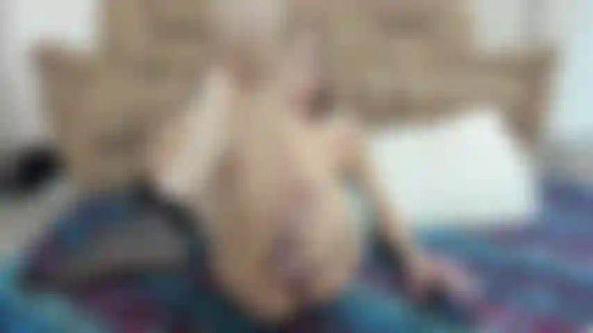 Mostro i miei piedi e metto entrambe le mani attorno al mio cazzo.