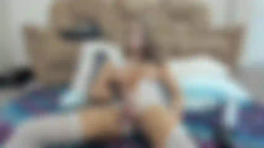 Entrambe le mani attorno al mio cazzo ricurvo, lucido e venoso.