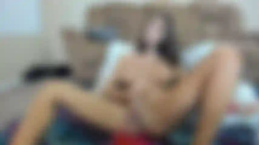 Mi accarezzo nel mio nuovo costume da gattina.