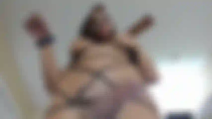 Che sta sopra di te e ti dà da mangiare il mio cazzo.