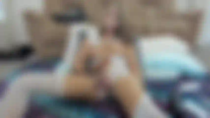 Il mio cazzo quasi tocca le mie tette.