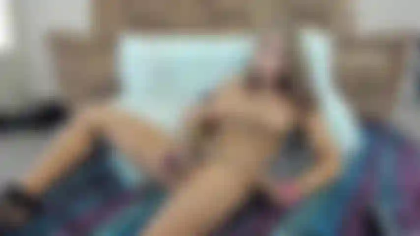 Dimenando le mie palle piene e legate contro la telecamera.