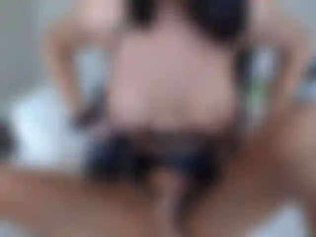 Agito il mio grosso cazzo davanti alla telecamera e mi schiocca il culo per gli spettatori :).