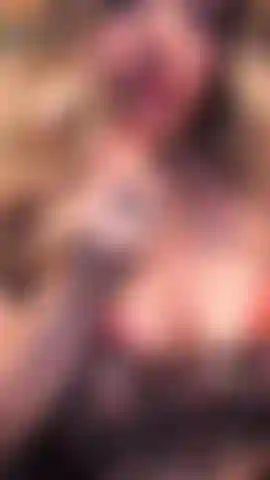 Lucidalabbra e outfit sexy (calze, top corto, perizoma).