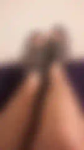 Piedi sexy e stuzzicamento del tallone (tacchi neri e pedicure scintillante).