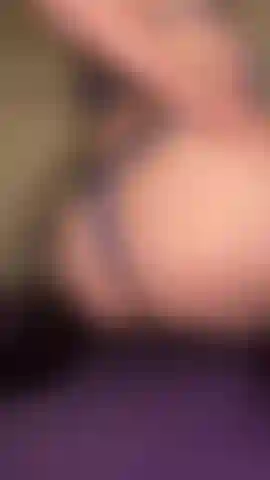 Il culo che rimbalza e trema + la figa rosa si sfrega e il buco del culo stuzzica in un minuscolo perizoma e lingerie filante.