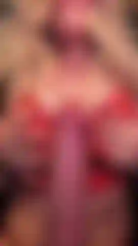 Che stuzzica con il sesso anale, il dildo e il linguaggio scurrile.