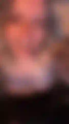 Bratty subby [in ginocchio] che implora il tuo sperma (in topless).