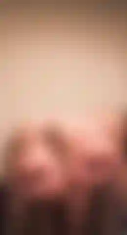 Guardami il culo, la figa e le dita dei piedi e adorale.