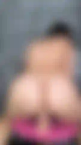 Che cavalca un dildo sotto la doccia.