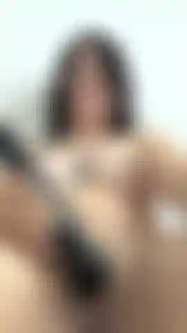 La mia figa pulsa a causa del vibratore.