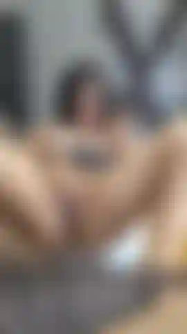 Mi masturbo la mia figa rosa e succosa.