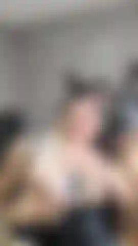 Massaggio con olio sul seno.