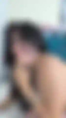 Mi masturbo con il cuscino, mi strofino la figa.