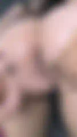 Mi scopo la mia stretta figa; voglio il tuo cazzo dentro.