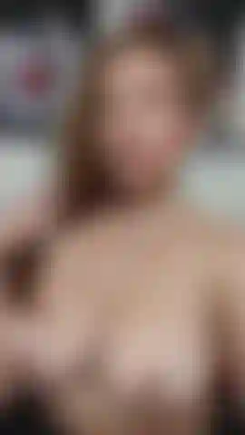 Perditi nei miei dolci seni e assaporali—ti prometto di portarti all'orgasmo.