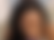 Una giovane ebano sexy succhia un dildo come se fosse un vero cazzo in pov.