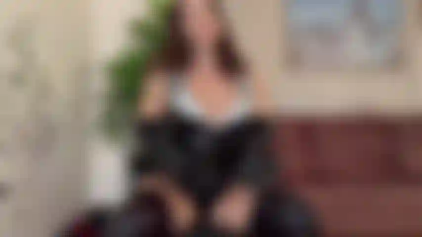 Piegata in lattice, in topless, con istruzioni per masturbarmi.