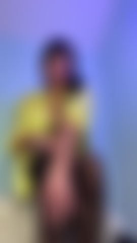 Provocante e sexy con dei collant neri.