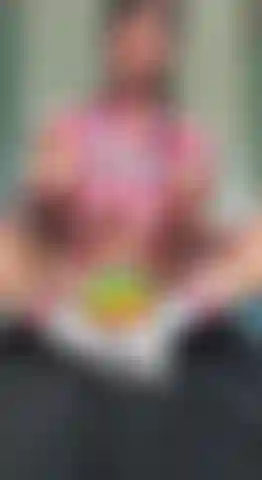 «Ho deciso di aggiungere un po' di sport al tuo feed. 🏆 Indosso una maglia del manchester, calzini bianchi e le mutandine, tenendo un pallone tra le mani. Il video è già in arrivo da te, aspetto i tuoi commenti!