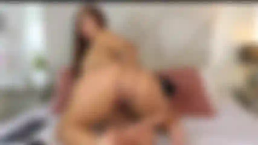 Questa ragazza latina era a casa da sola e ha iniziato a cavalcare un cazzo ricco, immaginando che fosse tuo.